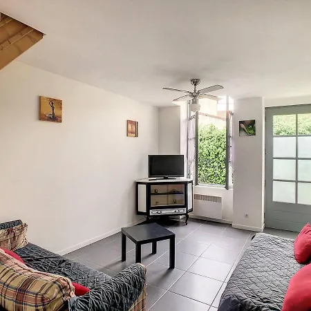 Отель Maison 4 Pers. : Calme, Renovee, Proche Centre Et Marche, Avec Veranda Et Cour - Fr-1-710-15 2*
