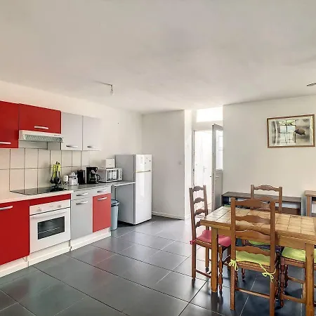 Maison 4 Pers. : Calme, Renovee, Proche Centre Et Marche, Avec Veranda Et Cour - Fr-1-710-15