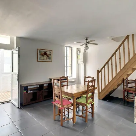 Отель Maison 4 Pers. : Calme, Renovee, Proche Centre Et Marche, Avec Veranda Et Cour - Fr-1-710-15 Ла-Рошель
